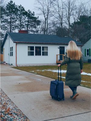 The countdown is on… almost time to head home for the holidays. If you haven’t booked your flights yet, consider this your gentle nudge! 👀 🎥: @crakeprods