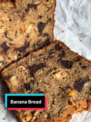 Banana bread ultra fondant 🍌 Pour un petit moule à cake de l 21xL11x H7 La recette : - 3 bananes bien mûres - 80 g de sucre panela ou muscovado ou cassonade - 40 g de sirop d’érable - 2 œufs - 60g de beurre fondu refroidi + 20g d’huile d’olive  - 1 CAS de beurre de cacahuète (sans sucre ajouté) - 1 CAC d’extrait de vanille ou poudre de vanille. - 1 CAS de yaourt nature / yaourt grec - 170 g de farine T55 - 1 CAC de bicarbonate de soude + 1 1/2 de levure chimique.  - 1 pincée de fleur de sel - Épices : 1 CAC de cannelle, 1/2 c. à café de gingembre, 1/4 c. à café de muscade (épices à spéculos pour moi) - 100 g de chocolat noir concassé - 50 g de noisettes grillées grossièrement concassées Cuisson: 55 min a 170 degrés.  La lame doit ressortir presque sèche, avec un peu de mie humide. PS: c’est meilleur le lendemain ! Je l’emballe dans du film alimentaire toute la nuit et je le découpe le lendemain (comme sur la vidéo)  Enjoy ❤️ #bananabread#Recipe#cake#recettefacile#tiktokfood