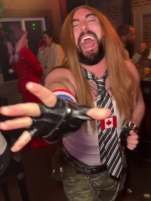 Avril Lavigne walks into a bar… #imwithyou #avrillavigne #halloweencostume #halloweencostume 