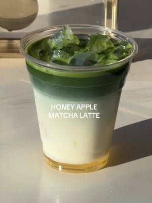 honey apple matcha latte 🍯🍎🍵 recipe:  〰️1-2tsp honey apple syrup 〰️ice 〰️1/2cup milk 〰️2tsp matcha + 40ml warm water #homecafe #matcha #matcharecipe #icedmatcha 