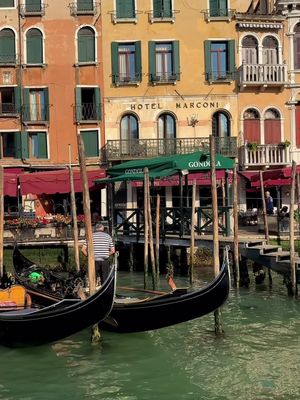 The Smarter Way to See Venice Seeing Venice from the water just feels different. The gondola is iconic, but if you want to actually see Venice and not just float through it, take a guided boat tour. In about an hour, you’ll pass: 1️⃣ St. Mark’s Square 2️⃣ Bridge of Sighs 3️⃣ Church of the Most Holy Redeemer 4️⃣ Hilton Molino Stucky Venice 5️⃣ Chiesa di San Simeon Piccolo 6️⃣ Ponte degli Scalzi 7️⃣ Chiesa dei Santi Geremia e Lucia 8️⃣ Museo di Storia Naturale 9️⃣ Ca’ Vendramin Calergi 🔟 Church of San Stae 1️⃣1️⃣ Fish Market (Mercato di Rialto) 1️⃣2️⃣ Galleria Giorgio Franchetti alla Ca’ d’Oro 1️⃣3️⃣ Rialto Bridge 1️⃣4️⃣ Palazzo Bernardo 1️⃣5️⃣ Palazzo Pisani Moretta 1️⃣6️⃣ Palazzo Balbi 1️⃣7️⃣ Palazzo Barbarigo 1️⃣8️⃣ Palazzo Genovese 1️⃣9️⃣ Punta Della Dogana 2️⃣0️⃣ Doge’s Palace You’ll see Venice from a completely new perspective: fewer crowds, better views, and a calm rhythm that lets you enjoy it instead of rush through it. So yes, do the gondola once, it’s part of the story. But the boat tour? That’s the one that stays with you.