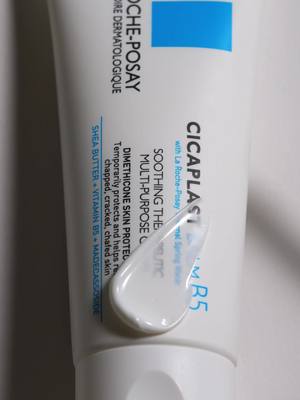 Healing hydration from head to toe 💙One balm, endless ways to soothe - how do *you* Cica? 👀​ ​ #larocheposay #sensitiveskin #soothingskincare