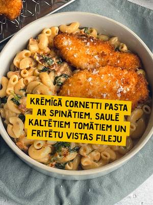 Pastas mēneša noskaņās uztaisīsim ko ļoti sātīgu un vareni gardu! 🍝 Krēmīgā Cornetti pasta ar garšu piepildītu spinātu un saulē kaltētu tomātu mērci, kas papildināta ar kraukšķīgu fritētu vistas fileju. 🍅 Ja neesi lielākais pastas cienītājs, tad šī recepte liks Tev iemīlēt pastas ēdienus! 💚