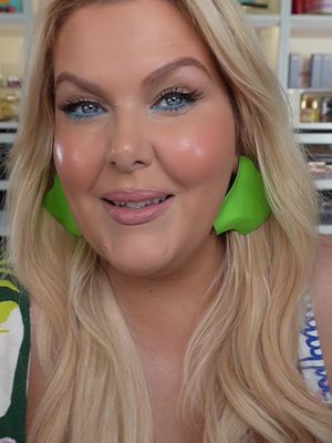 Don’t forget to vote in the TikTok Awards #makeup #underpaintingmakeup #makeuplesson  Foundation @patrick ta  Eyeshadow @makeupbymario  Liner @Maybelline NY  Powder @Huda Beauty 