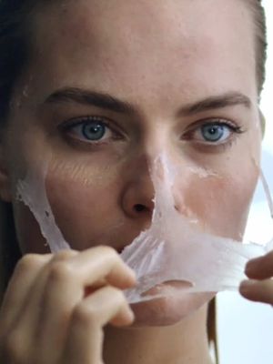 Margot Robbie is rumored to play the lead in  "gender-swapped" 'AMERICAN PSYCHO' remake. What’s your thoughts? 👀 🎥: Margot Robbie’s Beauty Routine Is Psychotically Perfect | Vogue 🍿: American Psycho (2000) 