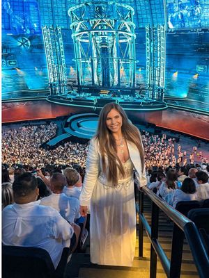 This mashup is such a banger🔥 Who knew it would take @LYD Backstreet Boys mix to turn me into a Swiftie haha 🥰 But you know in da clurb we all fam😎 Every millennial’s vibing to it💯 Max Martin is the king of modern pop - should push for an official release🔥 This concert at @Sphere was the best thing I’ve been to as it is but imagine a legit collab @Backstreet Boys and @Taylor Swift ?🎶 I’m SO ready for it💃  Obsessed❤️ #millenials #backstreetboys #taylorswift #swifties #spherelasvegas 