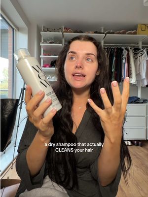 my oily hair girlies this is game changing!!!! love finding products that actually WORK! 👏🏼 putting you onto the insta-wow dry shampoo from @Color Wow UK it literally CLEANS dirty hair, no grey/dullness & visible, instant shine ☑️ obsessed!!! 
