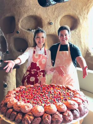 #PQReview The largest birthday cake we ever did🎂💖 🥳🎉 มีใครอยากได้ก้อนใหญ่กว่านี้ไหมคะ☺️ #ChefPaope #ChefQuest #PQRS #BIRTHDAYCAKE @mrquestse 