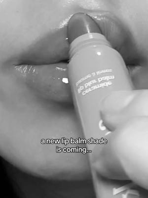 That hydration 😍 that shine 😍 peep our last post for a lil peek of the shade? #lipbalm #lipgloss #newshade #newskincare 