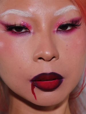 Try this simple vampy but sparkly eye look if you don’t know what to do for Halloween!  @Queencosmetics liquid lipstick-power trip* @bellabeautebar poison garden palette* @Kara Beauty electric disco palette* @moiracosmetics gel liner - red* #halloweenmakeup #vampmakeup #glittermakeup #eyemakeup 