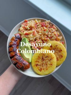 Huevito, arepita, aguacatito, y chorizo perfecto 🇨🇴✨#desayuno #colombian #colombiano #arepas #comidacolombiana 