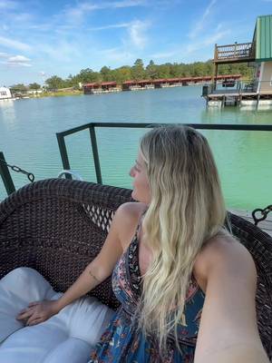 Can you believe that THIS is in Oklahoma?!  📍Lake Murray Floating Cabins, Chickasaw Country, Oklahoma  #oklahoma #oklahomacheck #lakemurrayoklahoma #travelok #traveloklahoma 