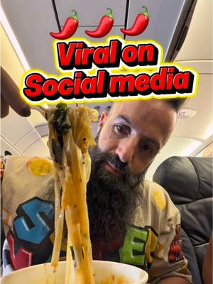 La comida viral que sirven en un vuelo de AIR ASIA a Kuala Lumpur. Mira el video de todo lo que comí en Kuala Lumpur en mi canal de YouTube 
