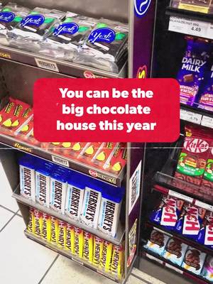 With C-Store, you can be big chocolate bar house 🍫 // Grâce au dépanneur, vous pouvez être la maison qui donne des grosses barres de chocolat 🍫 #canada #canadiantiktok #halloween #halloweencandy 