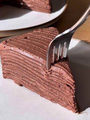 Tarta de crepes de chocolate y avellanas 🍫 🗒️ INGREDIENTES: (12 crepes aprox) Para los crepes: -3 huevos L -50g de mantequilla derretida  -360ml de leche  -3 cucharadas de azúcar (cantidad al gusto) -160g de harina  -20g de cacao puro en polvo Para el relleno: -500g de mascarpone  -400g de crema de chocolate y avellanas (comprada o casera) -150g de yogur griego 👩🏽‍🍳 PREPARACIÓN: -Te dejo el paso a paso en el vídeo, que es facilísimo 😊 #recetasfaciles #recetascaseras #tarta #crepes #nutella 