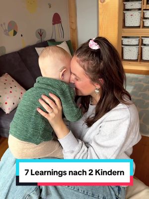 Anzeige | Beim ersten Kind hatte ich so viele Teile, die wir kaum getragen haben – beim zweiten wusste ich es besser. Hier meine Tipps, worauf ich heute beim Kauf von Babykleidung achte. Alle Teile sind übrigens von @lidlde und findet ihr im Lidl Onlineshop oder ab dem 03.11. in allen Lidl Filialen. Und jetzt zu den Tipps!👇 🧺 1. Nicht zu viel auf Vorrat kaufen. Gerade am Anfang wachsen Babys unglaublich schnell. Lieber ein paar gut durchdachte Teile pro Größe, statt zu viele Bodys, Strampler oder Pyjamas auf einmal. 🌙 2. Schlafanzüge & Overalls mit Druckknöpfen oder Reißverschluss im Windelbereich. Man wechselt so oft Windeln & dann immer alles komplett ausziehen zu müssen, macht das unnötig mühsam. 👕 3. Achte auf Material & Pflege. Ich setze auf Kleidung aus 100 % Bio-Baumwolle, waschbar bei 60 °C und trocknergeeignet. Wenn mal etwas daneben geht, ist das super praktisch und langlebig. 🌿 4. Wolle-Seide-Bodys mit Schlupfkragen. Wolle/Seide ist die ideale Basisschicht für Babys. Sie hält warm und gleicht die Körpertemperatur aus, sodass die Kinder weder auskühlen noch überhitzen können. Gleichzeitig reguliert sie Feuchtigkeit und schützt die empfindliche Babyhaut. Durch den Seideanteil ist sie besonders weich und sanft. Außerdem ist das Material selbstreinigend und kann sogar im Sommer angenehm getragen werden. ❄️ 5. Must-have für Herbst & Winter: Ein Overall und eine Jacke aus Merinowolle oder Wollfleece, da sie wärmen, ohne zu überhitzen, und schmiegen sich perfekt an. 👶 6. Hosen mit breitem Bund. Sie schneiden nicht ein und sitzen bequem am kleinen Babybauch. 🧦 7. Babyschuhe kannst du dir sparen. Ein paar Socken reichen völlig. Barfuß oder in Socken spüren Babys ihre Umgebung besser & das fördert ihre sensorische Entwicklung. Einen Daunensack oder Lammfell-Fußsack sind hier perfekt in der Babywanne im Kinderwagen. Mein Fazit: Lieber weniger kaufen, dafür bequem und durchdacht. Und genau das findet ihr zum besten Preis- und Leistungsverhältnis bei @lidlde. Die neue Baby Newborn Kollektion von Lidl besteht aus tollen Materialien wie Bio-Baumwolle, Merinowolle und Seide zu unschlagbaren Preisen. #lidllohntsich
