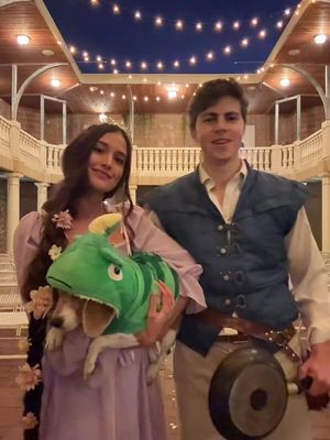 Rapunzel, Flynn Rider and pascal 💜 #halloween #halloweencostume #couplescostume #dogcostume #rapunzel 