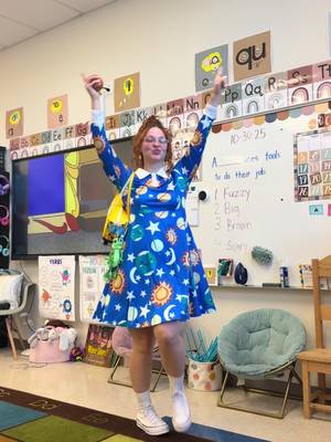 sorry to keep you all waiting 🤭 I have never been asked to dress up as a specific character as much as I have Ms.Frizzle 👩🏼‍🏫🍎 this one’s for YOU guys bc my students def don’t know who she is 🤣  #kindergartenteacher #teacher #kindergarten #msfrizzle #magicschoolbus 