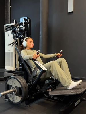 Let me take you through my favourite glutes workout that’s time efficient but also effective🔥🍑  You absolutely don’t need to be in the gym for hours to see results, I spend an hour in the gym and that’s more than enough for me to get in a really intense, effective workout!  Full workout: B stance Hipthrusts 3x8-10  Dumbbell RDLs 3x10-12 Cable step ups 3x10 Cable kick backs 3x10 Glute hyper extension 3x12  All my workout programmes are on the @EvolveYou app! I’m currently following my gain lower body programme on there so come join me and lock in for the winter arc📈 code MIA for money off all subscriptions  #glutes#glutesworkout#legday 