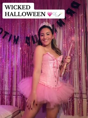 “it’s good to see me isn’t it” 🫧💗🪄👑  #glinda #halloween #wicked #halloweencostume #wickedforgood 