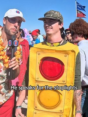 This Georgia man in a stoplight costume is a trained professional. We do not condone reckless driving #fratbeach #georgia #godawgs #uga #halloween 