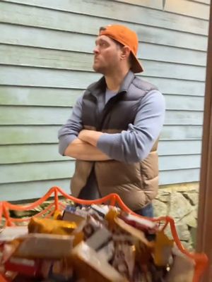 Never really was a “Halloween” guy.  Bring on the candy canes. #Itstimeeeeeee #deckthehalls #christmas #christmastiktok #itsbeginningtolookalotlikechristmas — Nunca fui muy fan de Halloween. ¡Que lleguen los bastones de caramelo!     