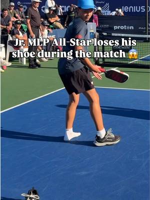Tama Shimabukuro loses his shoe, but wins the point!! 🙌🫡