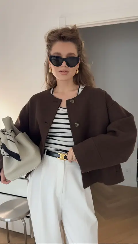 Больше в тг: sophistiqué ⭐️ Styling a brown wool cropped jacket with white trousers, a striped top, and neutral accessories — a light handbag with a tied silk scarf, beige ankle boots, a black belt with a gold buckle, gold earrings, sleek sunglasses, and a classic beret — timeless Parisian elegance in warm autumn tones. #BrownJacketOutfit #FallOutfitInspo #ParisianStyle #WhitePantsOutfit #StripedTopLook       