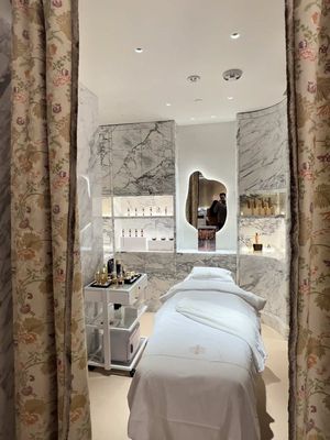 Wall Street NYC has a new luxury department store called Printemps. It’s so aesthetic, you’ll want to capture content everywhere you go! 