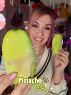 💚  PISTACHO XXL ✨ ✨ Me he propuesto intentar en casa los postres de Cedric Grolet y hoy le tocaba el turno al pistacho 😍.  Es un ejemplo total de: confía en el proceso 🤣, porque sin molde ni nada queda un pistacho chulisimo, eso sí, lo que te ahorras en el billete a París tal vez te lo gastas en crema de pistacho 🤭 ✨INGREDIENTES ➖ 30 ml de leche caliente ➖ 3 gr de gelatina neutra hidratada ➖ 300 ml de nata ➖ 6 gr de endulzante yummy de vainilla (o 60 gr de azúcar) ➖ 100 gr de queso crema ➖ vaina de vainilla ➖ 60 gr de crema de pistacho ➖ 100 gr de chocolate blanco ➖ para el relleno he congelado crema de pistacho con cereales crujientes  ➖para la cobertura se usa la misma cantidad de manteca de cacao que de chocolate blanco ➖ azúcar glass para darle el efecto “sal” ✨CONGELADOR 4 horas y luego mantener en la nevera   #tiktokespaña #cocinaentiktok #Receta 
