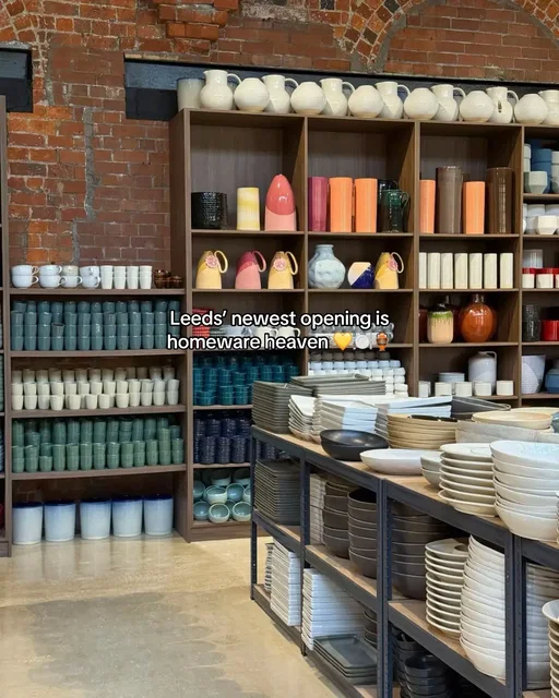Homeware lovers, rejoice! Mondego has opened its doors, bringing with them authentic made-in-Portugal pieces at prices you'll love. Almost everything in here is sold by weight, so you can create your dream table setting for less.   Let us know when you go!  📍 Mondego Outlet, The Tank Room, Roundhouse Business Park, Graingers Way, Leeds, LS12 1AH #leeds #newopening #homeinspiration 