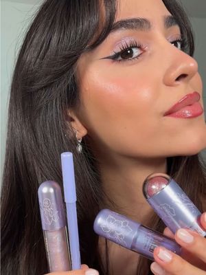 glinda makeup set wicked for good x @r.e.m. beauty 🫧 🫧 starlet liquid eyeshadow ‘bubble of brilliance ‘ 🫧 lip liner pencil ‘toss toss’  🫧 glossy balm ‘tap to bubble’  🫧 all over glow stick ‘I come and go by bubble’  #rembeauty #wickedforgood #rembeautyxwickedforgood #remflightcrew #arianagrande 