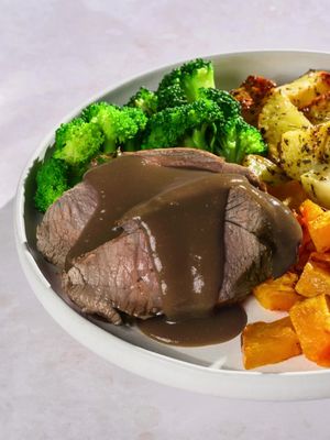 A classic roast, but make it balanced! Our new Roast Beef & Minted Gravy features tender sliced beef with a rich minted gravy. Served with roasted pumpkin, potatoes, and fresh broccoli. All the comfort, none of the fuss. #RealFood #Youfoodz #HealthyBalanced