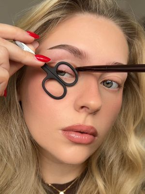 scissors eyeshadow hack ✂️ makes doing eyeshadow so quick!  products: @makeupbymario ethereal eyes palette: nature  @Maybelline NY sky high mascara in brown  inspo:  @Ayah Mizan 💘 #makeup #eyeshadow #makeuphacks #beauty #beginnermakeup 