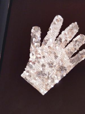 🌟 A seller claims Michael Jackson personally handed him one of his iconic gloves at a dinner party — and now Yossi and Aria have to decide if it’s the real deal or just a smooth criminal move. 💰🎤 Stream all 5 seasons of Beverly Hills Pawn now on REELZ+ at reelzplus.com — now available on Apple TV. #BeverlyHillsPawn #YossiDina #MichaelJackson #REELZ #REELZPlus