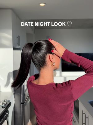 Look de date night avec mon amoureux 💕 J’ai opté pour une queue de cheval qui prend littéralement 5 minutes à faire ! J’ai utilisé le Spray Lamellar Gloss Shine de @TRESemmé , il laisse mes cheveux super brillants toute la journée ! J’ai aussi utilisé le shampooing et le revitalisant Lamellar Gloss, qui offrent une protection contre la chaleur dès la douche. On aime le look final ? ✨ #TRESPartner 