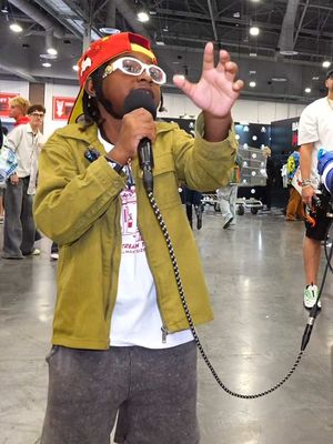 I was in the middle of my stream at ComplexCon when I noticed this kid following me waiting to get on the mic. Wasn’t sure what to expect, but it definitely wasn’t that 😂 @creedbgood might’ve been the stand-out of the whole event - the crowd definitely thought so 🙌🔥 