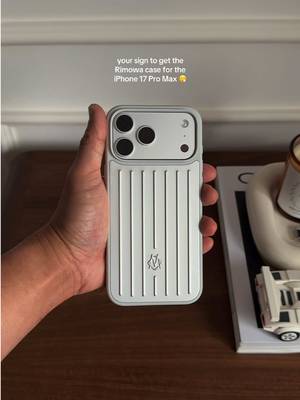 That silver on silver 😮‍💨 Unboxing the Rimowa case for the iPhone 17 Pro Max #luxury #rimowa #iphone17promax #fashion #fashiontiktok 