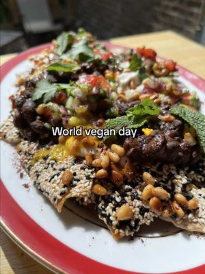 Happy (belated) World Vegan Day to you and yours ✨✨ Twisted Green has evolved SO much over the last few years but one thing has remained the same - our obsession with delicious food. And yes fine, all that food happens to be made with plant based stuff, but really that's just a massive bonus. It's the reason I don't use the V word a whole lot. I'm just out here making food I love and hoping you love it too...food that'll keep you nourished, full and very happy indeed 🤝 So join me, or don't, but either way I hope you enjoy what I'm bringing to the table 💛 #worldveganday #veganrecipes #plantbasedmealsforbeginners 