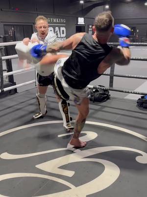 Starting to sharpen up … 4.5 weeks out … 🥊  #muaythai #kickboxing #padwork 