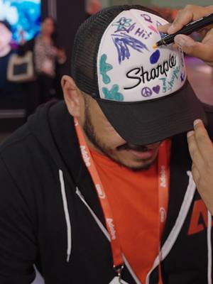 We took a step back in time at Sharpie's Analog Throwback booth at the Creative Park at #AdobeMAX, where folks put pen to paper (walls and hats) to get creative! 🖊️ 🎨