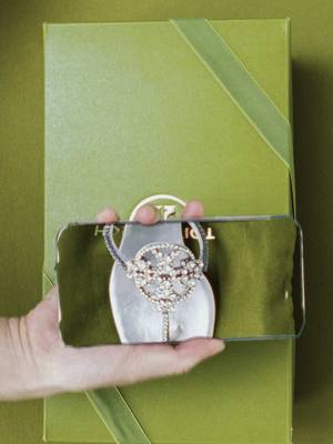 Replying to @ʙʀᴇɴᴅᴀɴ There’s something good in every package. Our Holiday 2025 gift guide is here. #toryburchsandals #toryburchshoes #giftguide 