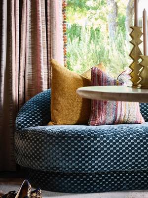 New on the BLB Blog, I was finally able to put pen to paper about designing The Pause Parlor for House Beautiful Whole Home 2025 in Austin, Texas. ☀️ Reliving the design process through words felt spiritual, almost as much as it felt in the moment…like standing hand-in-hand with the love of your life in the Texas Sun. 💛 Read all about every single detail of the design today on blessedlittlebungalow.com. (link in profile) #wholehomeaustin #texassun 📹: @directedbybank 📸: @mm_photo_inc #fyp #foryoupage #InteriorDesign #homedecor #wholehomeaustin #roommakeover #HomeDesign #DecorInspo #fypシ゚ #FYP