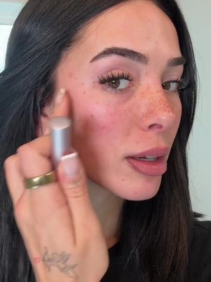 Self tanning freckle pen omg!! #selftan #fauxfreckles #frecklepen #viralvideo #foryoupage 