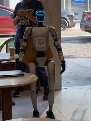 Saw a robot in a coffee shop today.. how was your day?? #beverlyhills #ditl #Vlog #lavlog 
