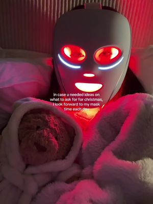 i loveeee my @Shark Beauty cryoglow #redlighttherapy #christmaswishlist #giftideas #christmasgiftideas #sharkmask 
