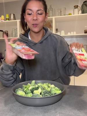 ONE POT de la flemme aiguë : 3 ingrédients et c’est tout  - 600gr de brocolis surgelés  - 150gr de lardons fumés -25% de sel  - 1 boursin aux figues et noix ( entier ou un demi )  Cuisson : 30min à 200 😎 
