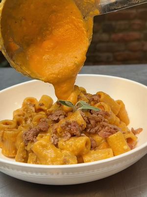 🎃 Pumpkin, buratta and sausage Pasta 🍝  Ingredients:  500g Pasta 300g Butternut squash  3 or 4 sausages  250g Burrata  150g Parmigiano Reggiano  Walnuts a handful  1 Garlic clove  Sage, black pepper, Salt to taste Sausage and Pumpkin are the perfect fall pairing. Adding a burrata for holy creaminess just makes everything better.  You can change the ingredients however you prefer. Add more garlic if you like it garlicky, add mint for a fresher twist.. Have fun, let your creativity go using fresh ingredients, that’s exactly what Mediterranean diet is about. 🔗 Full RECIPE CARD at Link in Bio 👀 
