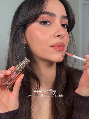 big lip plumping lip gloss ‘strawberry chocolate’ @Charlotte Tilbury 🍓🍫  #charlottetilbury #gloss #lipswatch #glossylips 