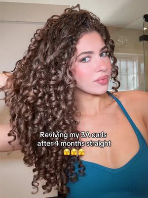 The curls are back 🙏🏻 #curlyhair #3acurls #3bhair #healthyhair products:  @Tangle Teezer brush @CÉCRED edge drops @Olaplex n°3 @Redken acidic bonding curls shampoo & conditioner  @Tootilab leave in & gel @BounceCurl brush @Dyson USA diffuser @Kérastase glaze drops